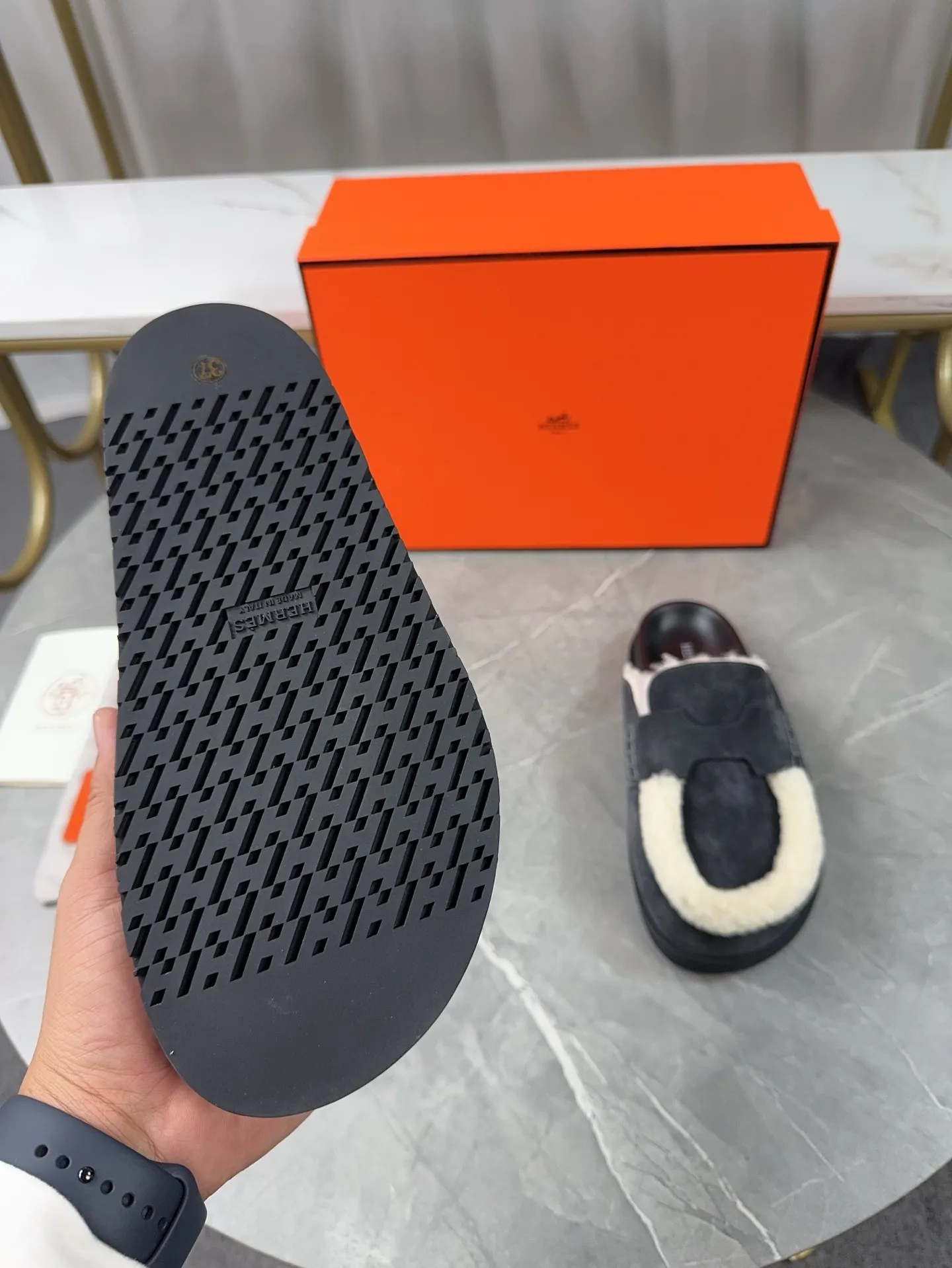 p460🐮🐮HERMES Birkenstock Mules🍬 Spring and summer really need versatile slippers. They have a casual and high-end feel, and the comfort is also great. The large toe design adds a playful feel, and the slip-on design is convenient and practical to wear. 🌷Upper: original high mercerized cow velvet 🌷Inner lining: wool 🌷Outsole: original TPU water platform + rubber film combination 🌷Number of sizes: women's size 35-40 (40-41 -42 is not returnable) men's size: 38-45 (45 is not returnable)